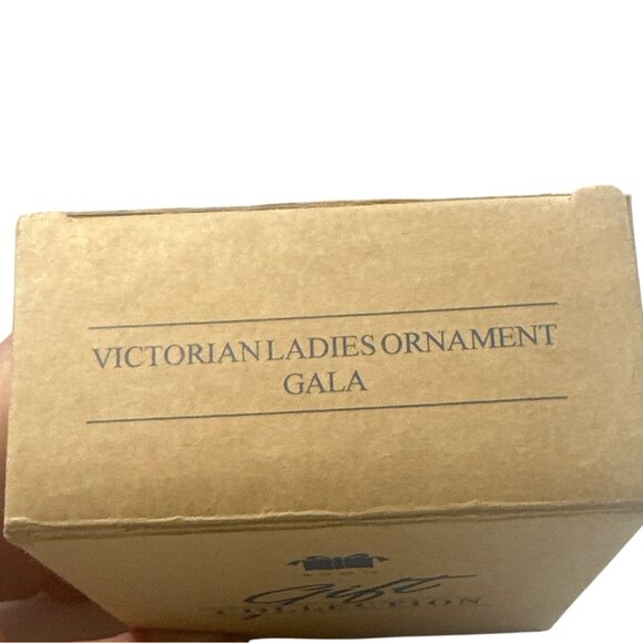 Avon 1998 Victorian Ladies Ornament Gala With Feather Accents & Rose - Picture 8 of 9